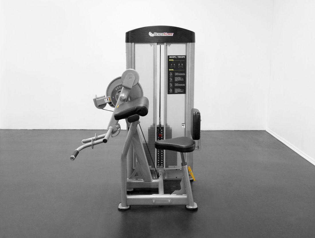 Allows performance of biceps and triceps exercises in one machine