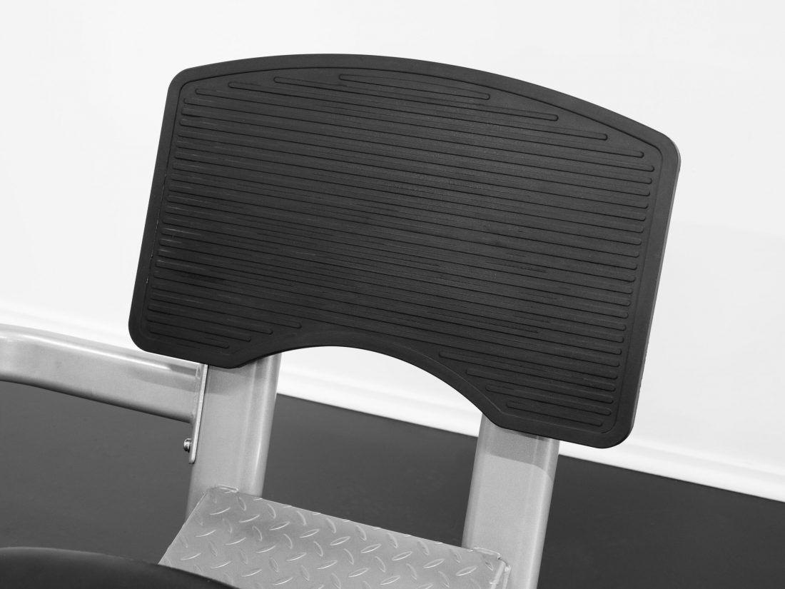 Oversized foot plate with non-slip rubber surface provides safe and stable foot placement during exercise